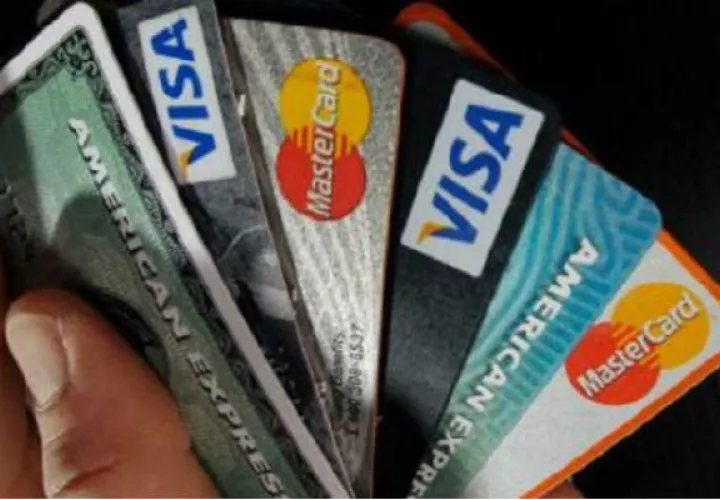 Al cierre del 2019 la deuda de tarjetas de crédito ascendió a $2,657 millones. Foto: Archivo.