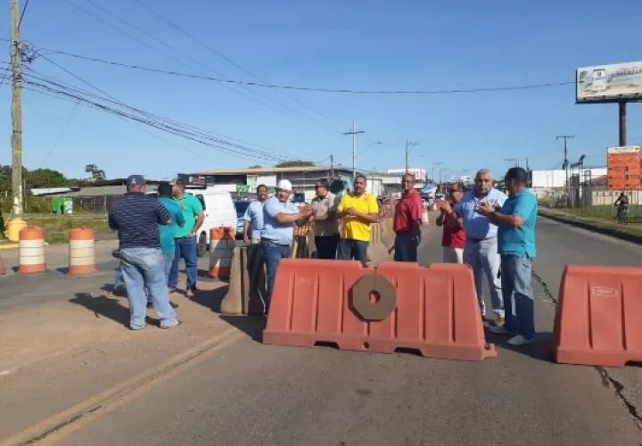 "Llevamos seis meses de lucha y no hemos recibido respuesta. Y no vamos a seguir esperando", puntualizó Eduardo Cedeño, otro taxista afectado. Foto/Thays Domínguez