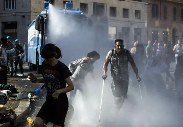Se aprueba el 80 % de las solicitudes de asilo de eritreos en Europa. Dispersando a migrantes en Roma. Foto / Angelo Carconi/European Pressphoto Agency.