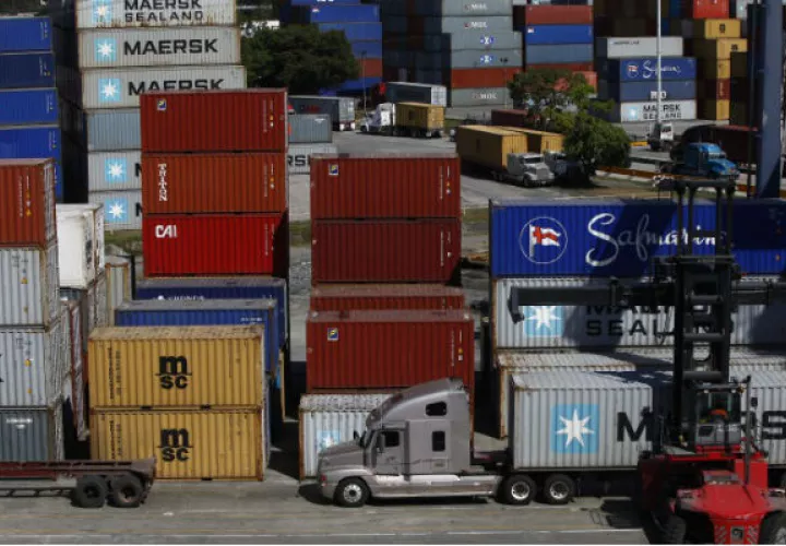 Según los transportistas, las navieras están ejerciendo una actividad que no les compete. Archivo