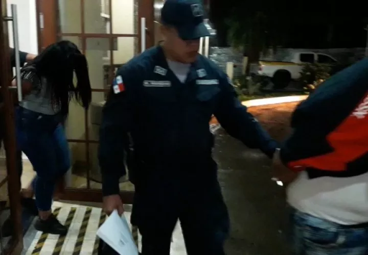 La pareja de presuntos extorsionadores fueron identificados como Wendy Castillo de 39 años y Sergio Montenegro de 24 años. Foto: Policía Nacional. Foto/Mayra Madrid