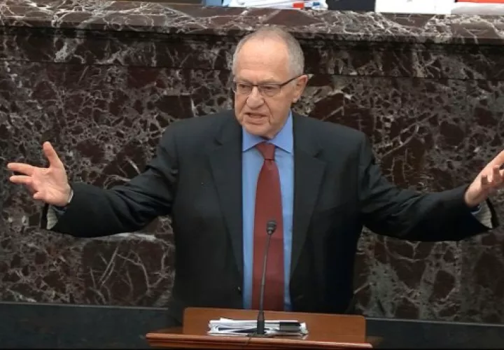 La defensa de Trump envió a uno de sus integrantes al estrado, el profesor retirado Alan Dershowitz. FOTO/AP