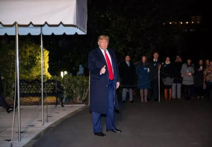 Con el presidente Donald Trump de viaje hacia una conferencia de líderes mundiales en Davos, Suiza, la Casa Blanca dio su beneplácito a la propuesta republicana para el juicio. FOTO/EFE