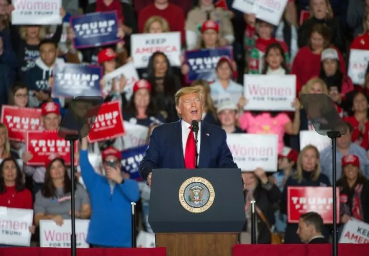 Donald Trump, durante un evento de masas en Nueva Jersey,se comprometió  detener a la "izquierda radical" y mantener la bonanza económica.  FOTO/AP