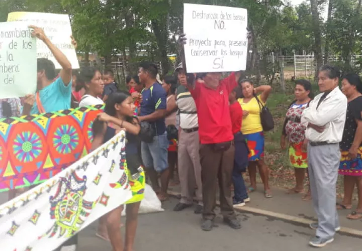 Los manifestantes portaban pancartas que decían "no queremos vende comarca" . Foto:  Cortesía.