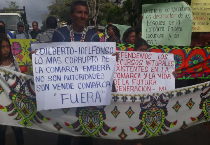 Los manifestantes portaban pancartas que decían "no queremos vende comarca" . Foto:  Cortesía.
