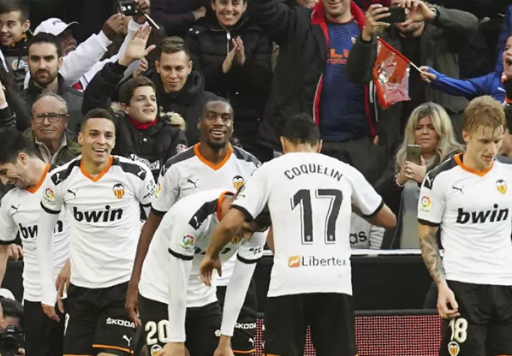 Los jugadores del Valencia festejando el segundo gol sobre Barcelona. Foto AP