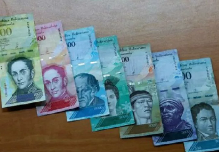 Tras la última devaluación del bolívar, el salario mínimo en Venezuela representa apenas 2.75 dólares. Foto: Efe.