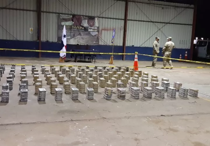 Los extranjeros fueron ubicados por unidades del Servicio Nacional Aeronaval en isla Jicarón, al sur de isla Coiba, en la provincia de Veraguas, con un cargamento de 1,240 paquetes de droga.
