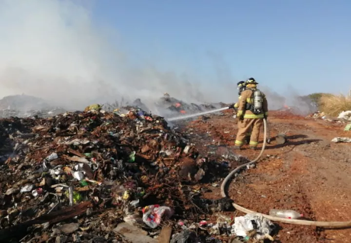 Unas 20 personas trabajan en el sitio, el cual por tratarse de desechos, debe sofocarse con tosca, y posteriormente con agua, por los focos incendiados que permanezcan. Foto/Thays Domínguez