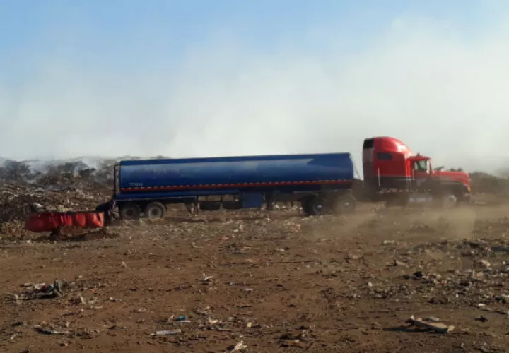 Siguen trabajos con maquinaria pesada para aplacar el incendio que inició el miércoles. Foto: Thays Domínguez.