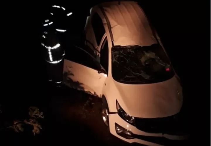 Extraoficialmente se conoció que el auto golpeó el borde del puente, lo que provocó que el conductor perdiera el control, terminando en el fondo del río.