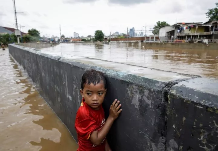 Más de 31,000 personas se encontraban en albergues temporales debido a las inundaciones que alcanzaron hasta 2.5 metros (8 pies) de altura en algunos lugares. FOTO/AP