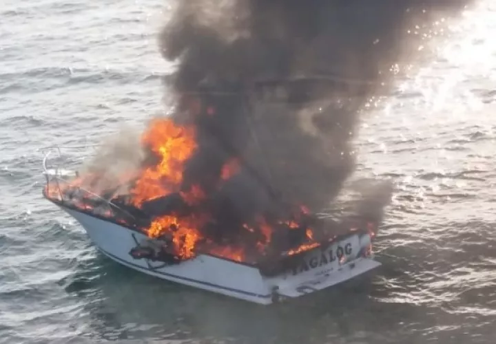 Se desconoce qué pudo provocar el incendio del yate de placer en el que iban a bordo 14 personas. Foto cortesía Senan