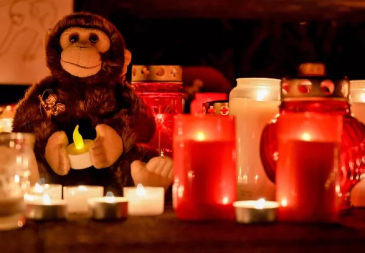 Las personas colocaron velas y peluches en el área del zoológico en el que ocurrió el incendio. FOTO/AP