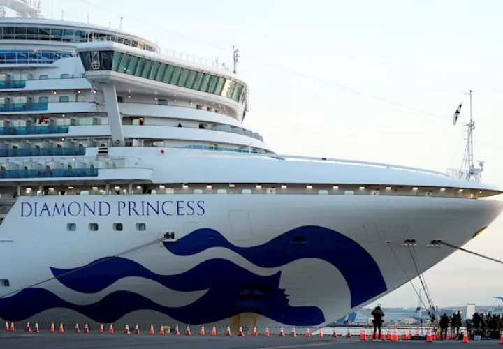 No se han dado mayores detalles sobre en paciente, aunque se conoce que su esposa, que se mantiene en el crucero, ha dicho que no se explica el traslado del hombre a un hospital ya que no presenta sítomas.