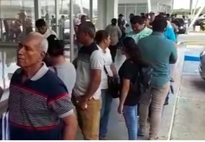 Una larga fila se observó en la plaza La Riviera en la ciudad de David. Foto: José Vásquez.