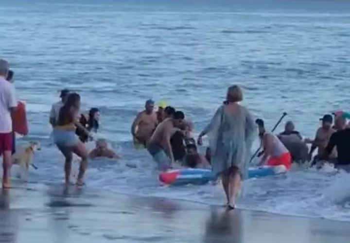 La abuela, que intentó rescatar a sus nietas en playa Coronado, fue sacada del mar por los bañistas, pero sin signos vitales. 