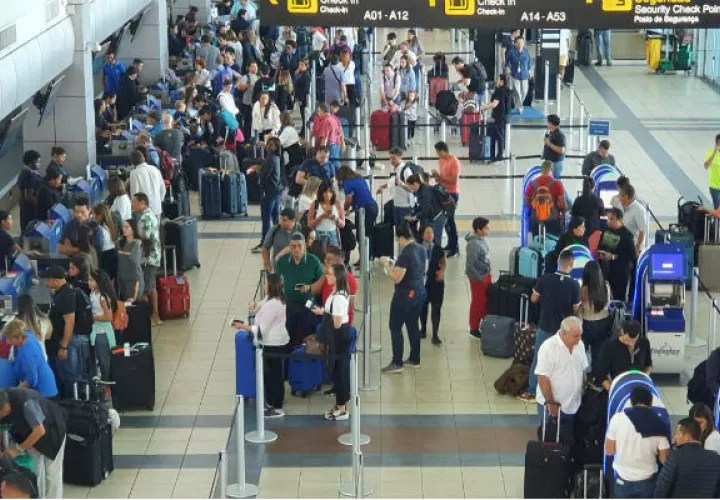 La administración de la terminal aérea recomienda llegar al aeropuerto con un mínimo de 3 horas antes de la salida de un vuelo internacional. Foto/Cortesía