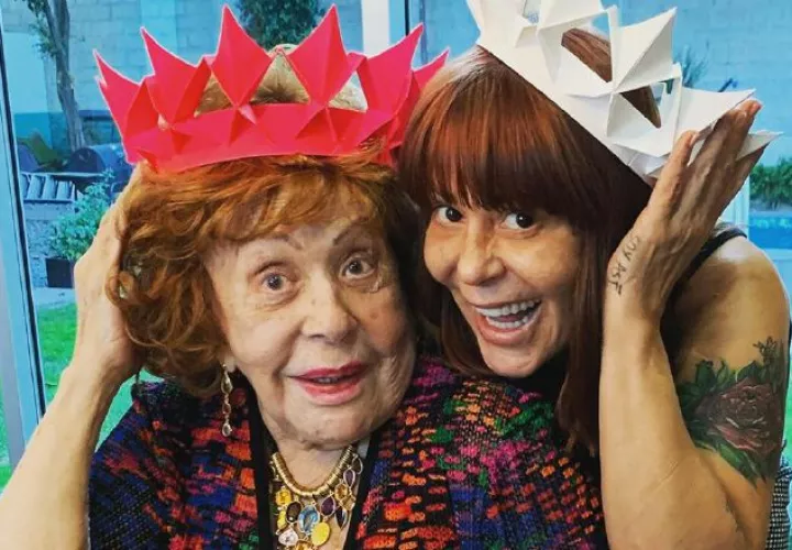 Alejandra junto a su mamá. 