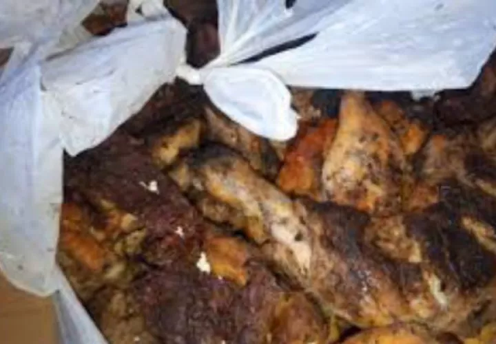Aproximadamente fueron 70 libras de carne dañada la que fue decomisada por el Ministerio de Salud.