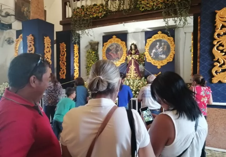 Con fe y mucha devoción piden favores al Jesús Nazareno de Atalaya. FOTO/MELQUIADES VÁSQUEZ