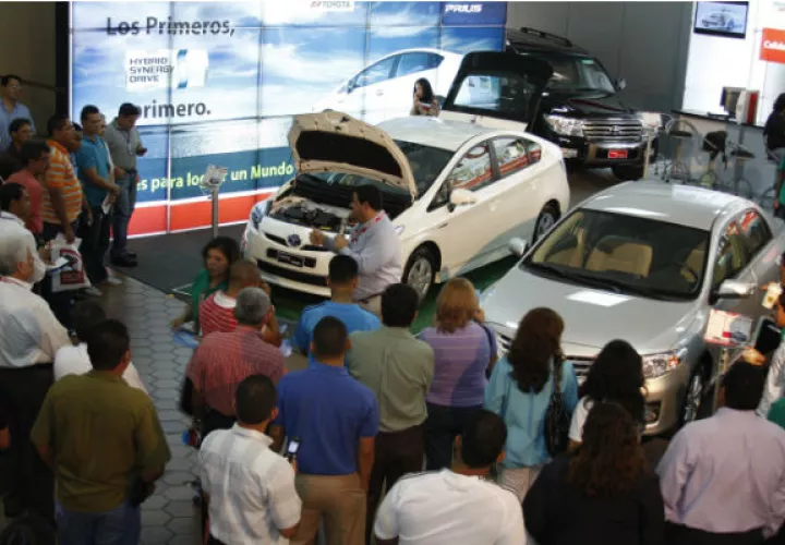 Las ventas de los automóviles regulares (tipo sedán, coupe y camionetas) cayeron 5.6%. Foto/Archivo