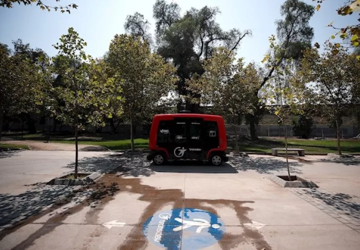 Los viajeros, desde niños con sus padres hasta personas ancianas, esperan pacientemente en las paradas de un lado y otro de la línea a que el pequeño autobús llegue, abra sus puertas y reciba a la nueva docena de pasajeros.