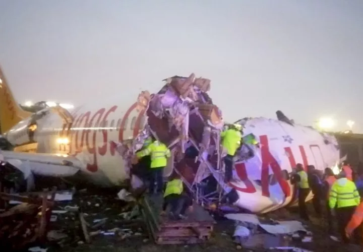 El avión, de una compañía comercial, que había despegado de Esmirna y llevaba a bordo a 177 pasajeros, derrapó en la pista y se rompió al salirse del asfalto, señala NTV.