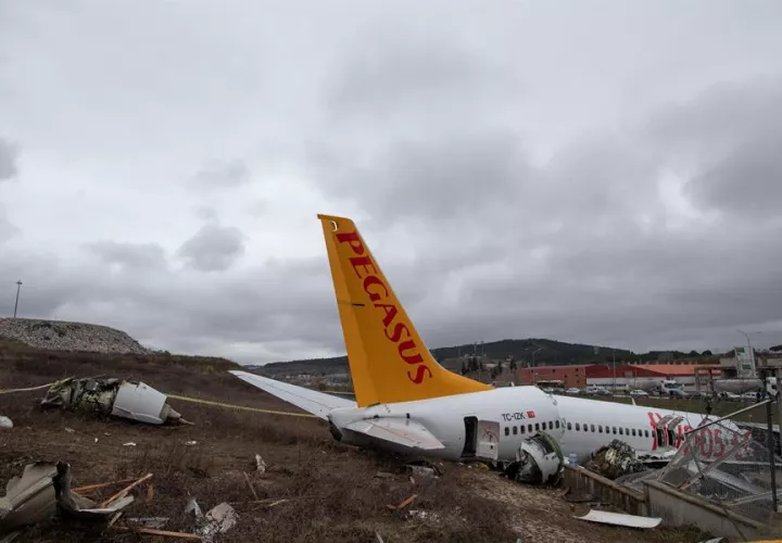 El espectacular accidente causó un incendio en la aeronave, que quedó totalmente destrozada, y en un principio se creía que no había que lamentar víctimas, dado que gran parte de los pasajeros abandonaron el avión por su propio pie. FOTO/EFE
