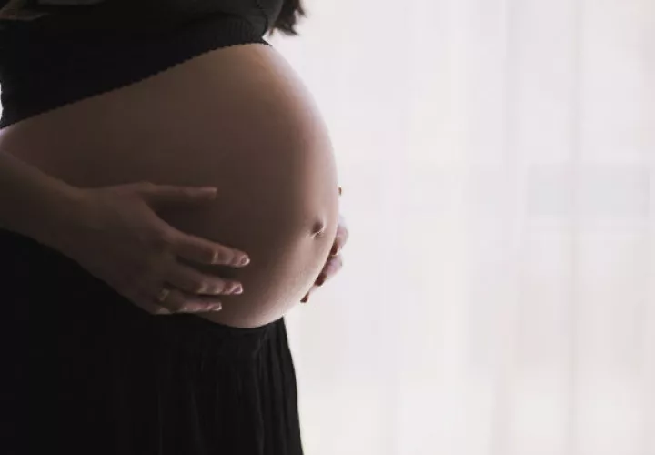 Los bebés fallecidos en el vientre materno deben inscribirse en la oficina del Registro Civil.