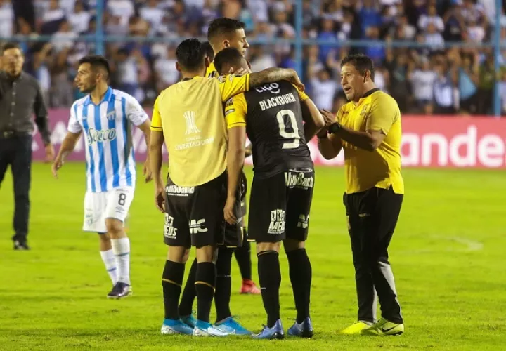 Rolando 'Toro' Blackburn se lamenta de la derrota de The Strongets. Foto:EFE