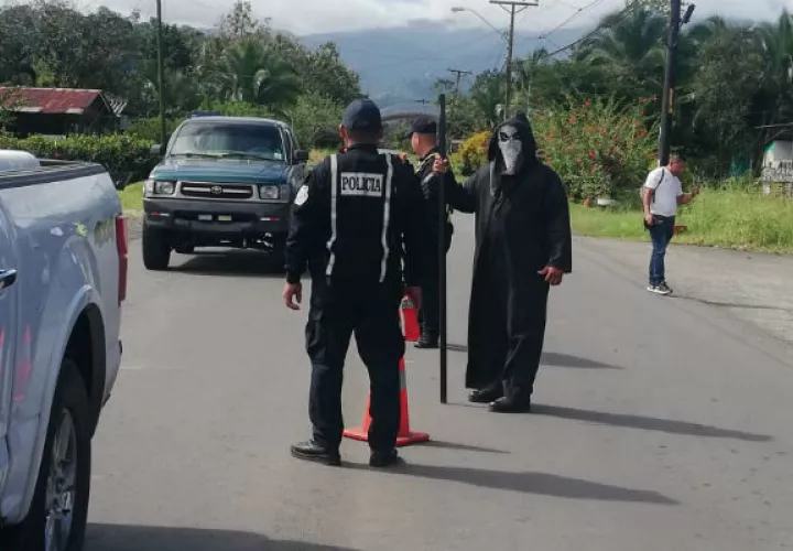 Un atuendo de la muerte llamó la atención de los conductores. Foto: Cortesía. 