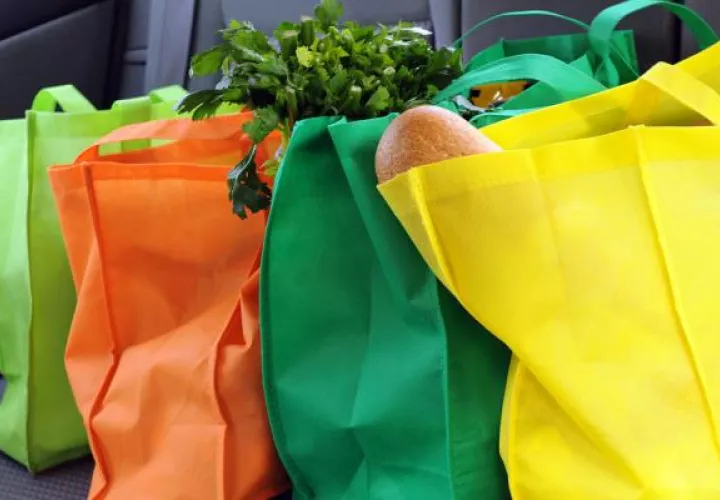 La Ley 1 establece que los comerciantes podrán optar por el cobro o no de las bolsas reutilizables. 
