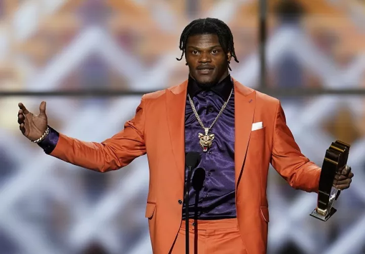Lamar Jackson celebra tras recibir el premio.