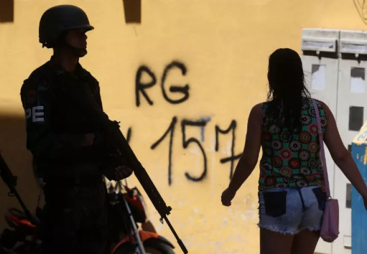Agentes enmascatados ocuparon cuarteles y dañaron vehículos. Foto: Archivo/Ilustrativa.