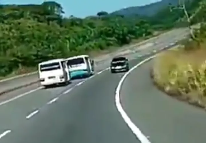 Los autobuses corrían a altas velocidades por la vía poniendo en riesgo a los pasajeros.