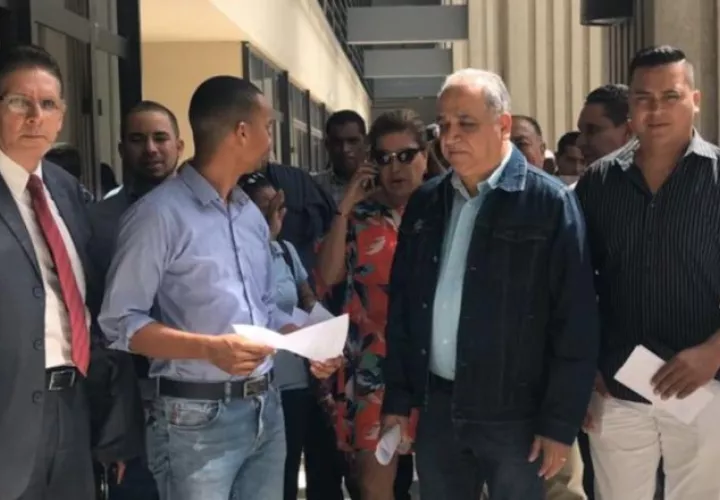 Miembros de CD acudieron al Tribunal Electoral para renunciar a este colectivo. Sugey Fernández