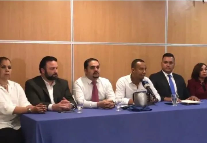 Conferencia de prensa de miembros de Cambio Democrático.