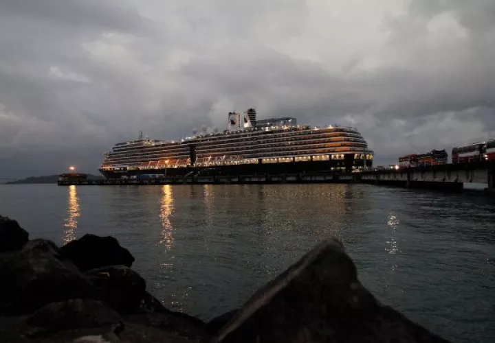 Holland America Line defendió su decisión de iniciar la repatriación de pasajeros al asegurar que "tomó relevantes precauciones", incluidos exámenes médicos antes de llegar a Camboya y del desembarco, y reiteró que durante el viaje no se detectó ningún indicio del COVID-19. FOTO/AP
