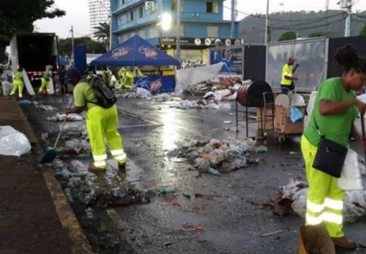 Las multas podrán ser aplicadas a comerciantes, ciudadanos o empresas que estén en la ruta del Carnaval de la capital. Foto: Panamá América.