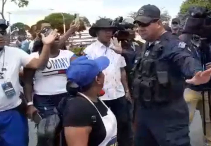 Los comerciantes exigen que se les devuelva el dinero que han invertido en los productos que iban a vender en el Carnaval capitalino de la Cinta Costera. 