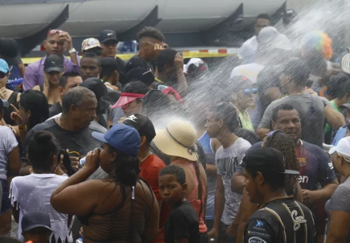 Panameños disfrutando de los culecos en la Cinta Costera, ayer. Edwards Santos
