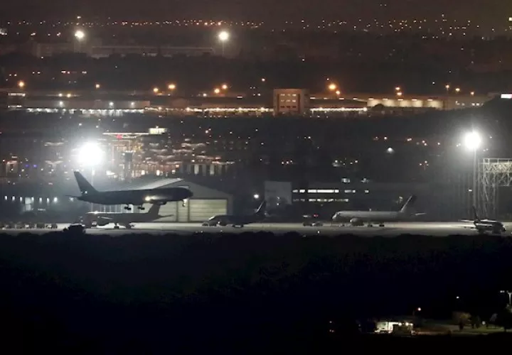 Según el Sindicato Español de Pilotos de Líneas Aérea (Sepla), el aparato perdió piezas del tren de aterrizaje, que entraron en el motor izquierdo, por lo que tuvo que permanecer en torno a tres horas quemando combustible, antes de aterrizar.