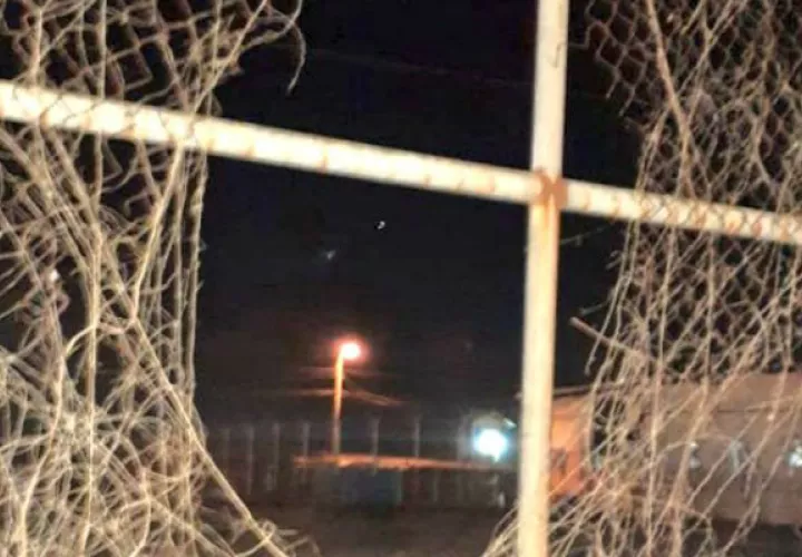 Enorme agujero en la cerca perimetral.