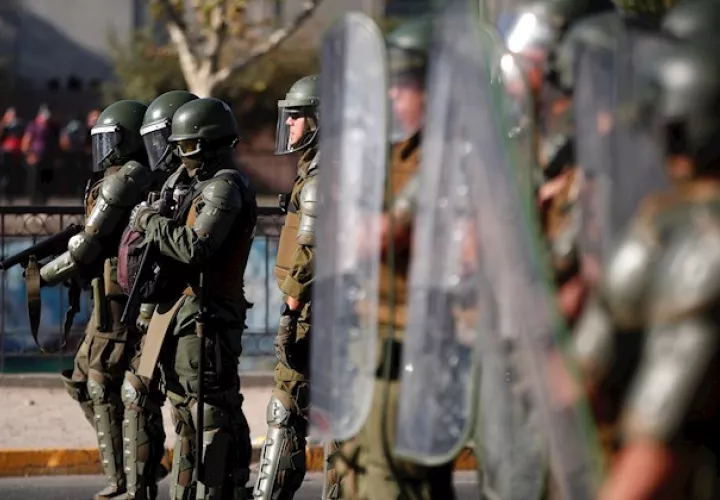 Los agentes entraron en la plaza escudados por carros lanza-agua y disparando perdigones y bombas lacrimógenas, mientras que grupos de manifestantes tiraban piedras y canicas, según constató Efe.