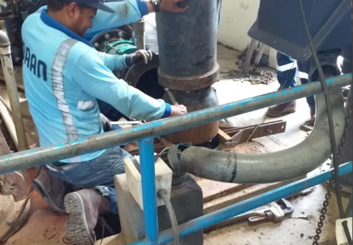 Los trabajadores del Idaan, están reparando la avería  en una de las dos bombas de la estación de bombeo de agua cruda en Chame.