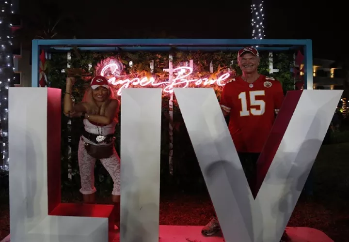 Fanáticos de los Chiefs apoyan a su equipo en Miami. Foto:AP