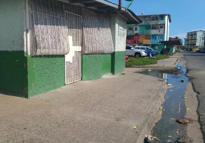 En El Chorrillo se encontró cuerpo sin vida de sujeto con tres orificios de arma de fuego en la ventana del conductor.