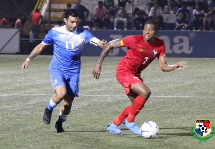 El panameño Ricardo Clarke (rojo) conduce el balón ante la marca de Juan Barrera de Nicaragua. Foto:Fepafu